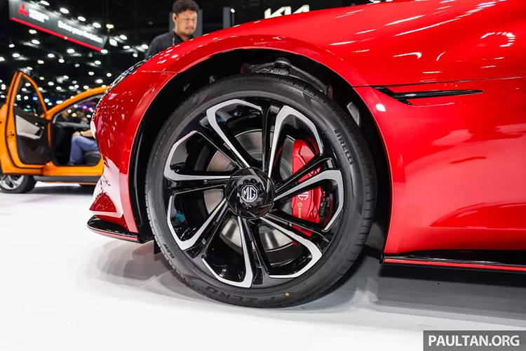 Có thể thấy MG Cyberster chạy điện tại thị trường Thái Lan không rẻ. Bù lại, xe sở hữu ngoại hình khá thể thao và thông số vận hành tương đối ấn tượng. Cụ thể, mẫu xe này tại thị trường Thái Lan thuộc bản cao cấp nhất nên dùng 2 mô-tơ điện nằm trên 2 cầu với tổng cộng suất 544 mã lực và mô-men xoắn cực đại 725 Nm.