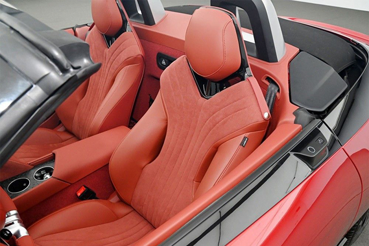 Bên trong MG Cyberster là không gian nội thất bọc da với 2 tông màu tương phản. Điểm nhấn của khu vực nội thất là màn hình cong đặt nổi trên mặt táp-lô. Đây là sự kết hợp giữa 2 màn hình 7 inch và 1 màn hình cảm ứng trung tâm 10,25 inch ở giữa.