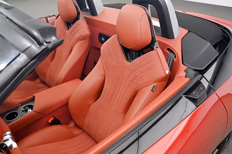 Bên trong MG Cyberster là không gian nội thất bọc da với 2 tông màu tương phản. Điểm nhấn của khu vực nội thất là màn hình cong đặt nổi trên mặt táp-lô. Đây là sự kết hợp giữa 2 màn hình 7 inch và 1 màn hình cảm ứng trung tâm 10,25 inch ở giữa.