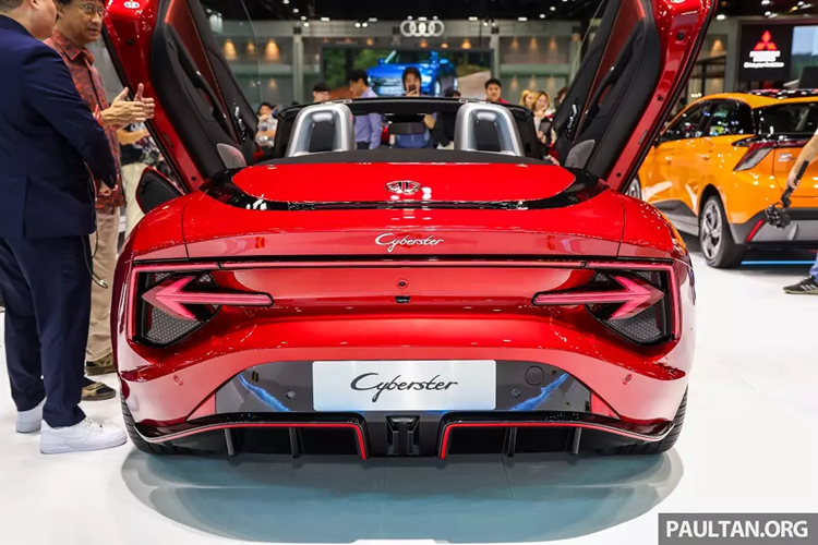 MG Cyberster tại Thái Lan được bảo hành 5 năm hoặc 160.000 km cho xe và 8 năm hoặc 200.000 km cho pin, tùy điều kiện nào đến trước. Hiện thời điểm mẫu xe này được bán ở Việt Nam vẫn còn là bí ẩn.