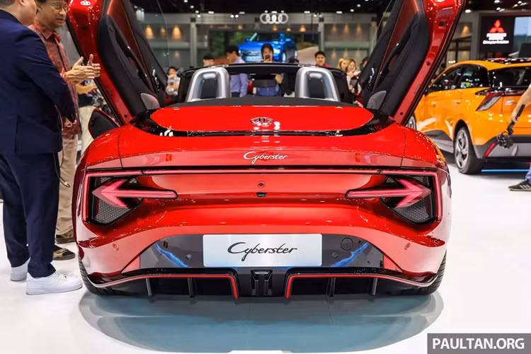 MG Cyberster tại Thái Lan được bảo hành 5 năm hoặc 160.000 km cho xe và 8 năm hoặc 200.000 km cho pin, tùy điều kiện nào đến trước. Hiện thời điểm mẫu xe này được bán ở Việt Nam vẫn còn là bí ẩn.