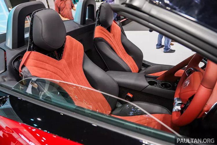 Ngoài ra, MG Cyberster tại Thái Lan còn được trang bị cụm pin 77 kWh, mang đến phạm vi di chuyển sau một lần sạc là 503 km theo chu trình thử nghiệm NEDC. Xe hỗ trợ cả sạc chậm AC và sạc nhanh DC 140 kW. Thời gian sạc đầy pin bằng sạc chậm là gần 11 tiếng đồng hồ.