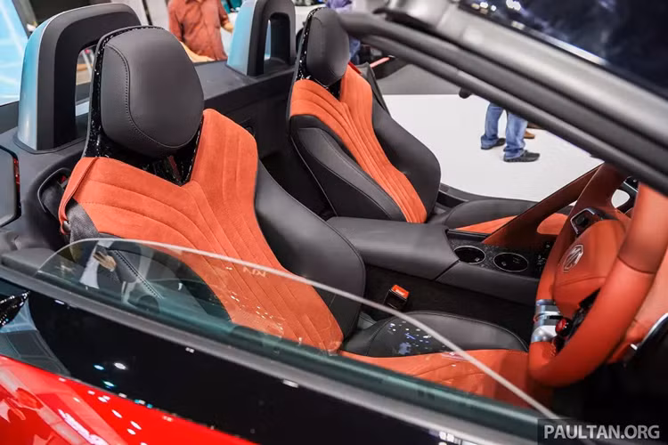 Ngoài ra, MG Cyberster tại Thái Lan còn được trang bị cụm pin 77 kWh, mang đến phạm vi di chuyển sau một lần sạc là 503 km theo chu trình thử nghiệm NEDC. Xe hỗ trợ cả sạc chậm AC và sạc nhanh DC 140 kW. Thời gian sạc đầy pin bằng sạc chậm là gần 11 tiếng đồng hồ.