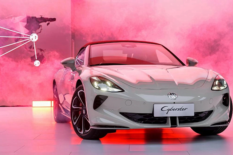 Bên cạnh đó, mẫu xe này còn sở hữu những chi tiết ngoại thất bắt mắt như hốc gió hầm hố trên cản trước, đèn pha LED vuốt mượt mà về phía sau, vành hợp kim đa chấu 20 inch, chắn bùn "cơ bắp", cửa cắt kéo theo phong cách siêu xe Lamborghini và nút cảm ứng thay cho tay nắm cửa truyền thống.