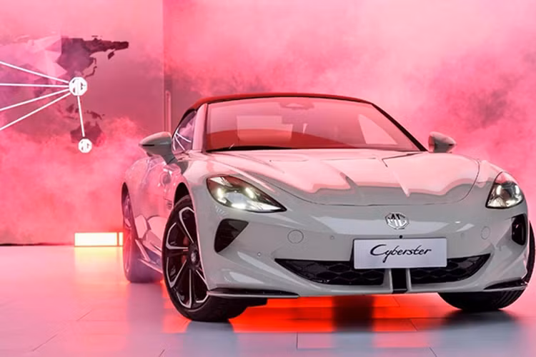 Bên cạnh đó, mẫu xe này còn sở hữu những chi tiết ngoại thất bắt mắt như hốc gió hầm hố trên cản trước, đèn pha LED vuốt mượt mà về phía sau, vành hợp kim đa chấu 20 inch, chắn bùn "cơ bắp", cửa cắt kéo theo phong cách siêu xe Lamborghini và nút cảm ứng thay cho tay nắm cửa truyền thống.