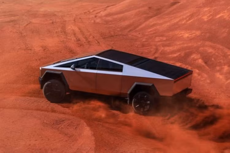 Chiếc bán tải điện Tesla Cybertruck được đưa ra thử nghiệm thuộc phiên bản Dual Motor Founders Series với mâm 20 inch và lốp địa hình 35 inch. Thử nghiệm được tiến hành vào sáng sớm trên đường cao tốc để giảm thiểu tác động của giao thông đến kết quả.