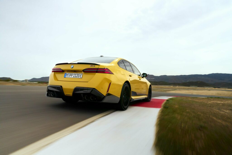 BMW cũng mở bán các chi tiết trang trí phù hợp cho ống xả hình tứ giác được làm từ hỗn hợp titan và sợi carbon, có logo M5 được in nổi.Xe được trang bị bộ bodykit có thể được kết hợp với các decal dán hông xe M Performance tùy chọn màu Frozen Black.