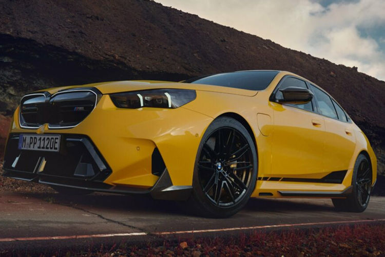 Danh mục Phụ tùng BMW M Performance cho BMW M5 bao gồm bộ chia phía trước nổi bật hơn, phần mở rộng cánh gió khí động học với các cánh tản nhiệt tích hợp, cánh lướt gió phía sau lớn hơn và bộ khuếch tán phía sau hai phần.