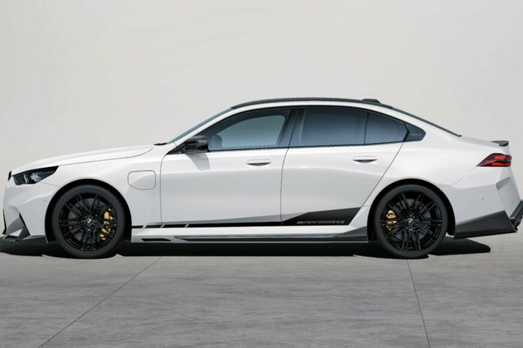 Xe cũng được trang bị thêm túi đựng lốp BMW M để cất giữ bộ lốp theo mùa nếu khách hàng có nhu cầu. Hiện tại, thương hiệu chưa công bố giá bán chi tiết cho phiên bản M Performance.