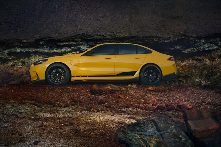 Phần khuếch tán sau của xe với phần dưới của cản sau được thiết kế với các đường nét góc cạnh, tăng thêm trọng lượng cho phần đuôi của M5. Tất cả các bộ phận đều được chế tạo thủ công từ nhựa gia cố bằng sợi carbon (CFRP) với lớp sơn phủ trong suốt. 