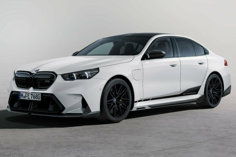 Về nội thất, các tùy chọn hiện chỉ giới hạn ở thảm sàn mới với đường khâu tương phản và nhãn hiệu M Performance cùng hộp đựng chìa khóa mới làm bằng da Nappa hạt mịn màu đen.