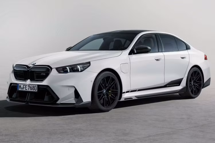 Về nội thất, các tùy chọn hiện chỉ giới hạn ở thảm sàn mới với đường khâu tương phản và nhãn hiệu M Performance cùng hộp đựng chìa khóa mới làm bằng da Nappa hạt mịn màu đen.