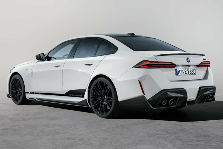 BMW M5 động cơ plug-in hybrid V8 công suất 717 mã lực và mô-men xoắn cực đại 1.000 Nm. Mặc dù công suất này đủ cho một chiếc sedan cao cấp nhưng mẫu xe mới lại có trọng lượng 2.445 kg, nặng hơn 463 kg so với phiên bản tiền nhiệm.