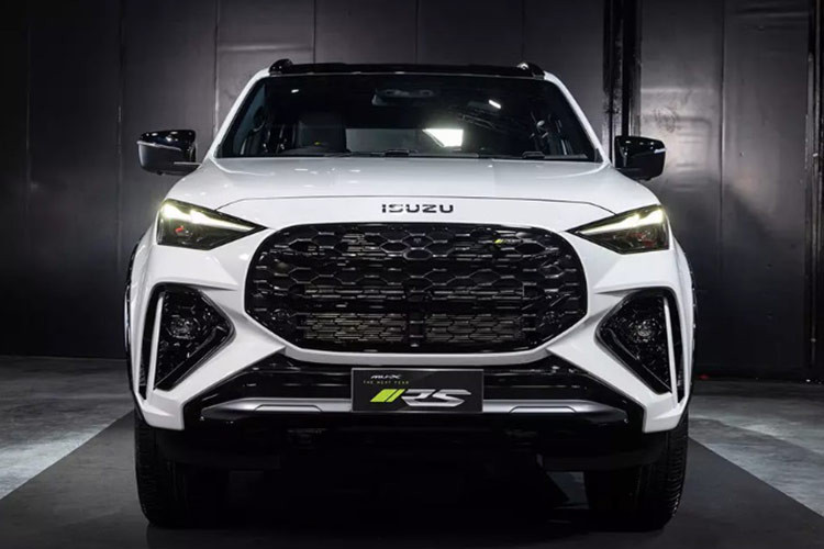 Với những cải tiến này, Isuzu MU-X 2025 dự kiến sẽ về Việt Nam vào cuối năm nay. Mẫu SUV này hứa hẹn sẽ tiếp tục cạnh tranh sòng phẳng với Toyota Fortuner, Mitsubishi Pajero Sport hay Nissan Terra… Tuy nhiên, doanh số Isuzu MU-X được dự đoán khó tăng mạnh, bởi tại thị trường Việt, mẫu xe này luôn nằm trong top ế nhất.