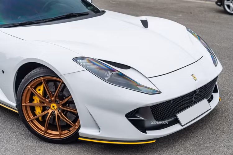 Trước đó, chiếc Ferrari 812 Superfast này từng được nâng cấp hệ thống ống xả bằng thép không gỉ của FI Exhaust nhằm mang đến âm thanh sống động hơn. Tuy nhiên khi về tay 9x Hà thành, ống xả đã trả về nguyên bản.