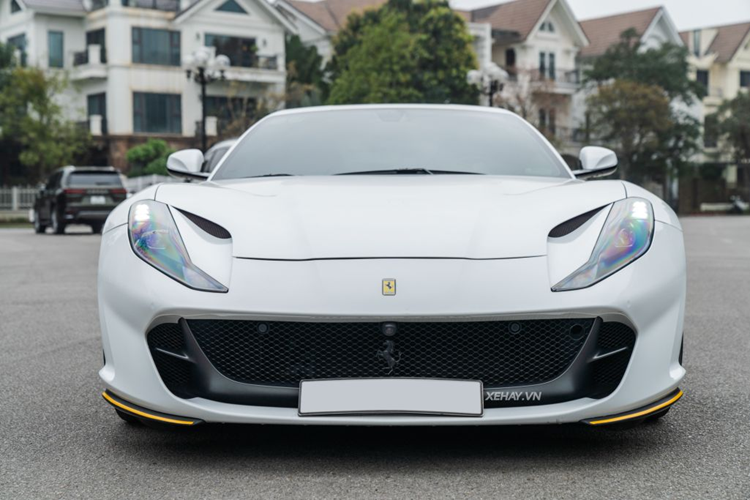 Về thiết kế, nhìn chung Ferrari 812 Superfast có thiết kế khá tương đồng với đàn anh F12 Berlinetta với một loạt các đặc điểm như: nắp capo dài, khoang hành lý khá thoải mái…