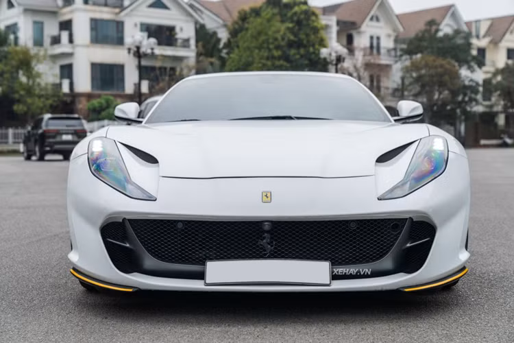 Về thiết kế, nhìn chung Ferrari 812 Superfast có thiết kế khá tương đồng với đàn anh F12 Berlinetta với một loạt các đặc điểm như: nắp capo dài, khoang hành lý khá thoải mái…