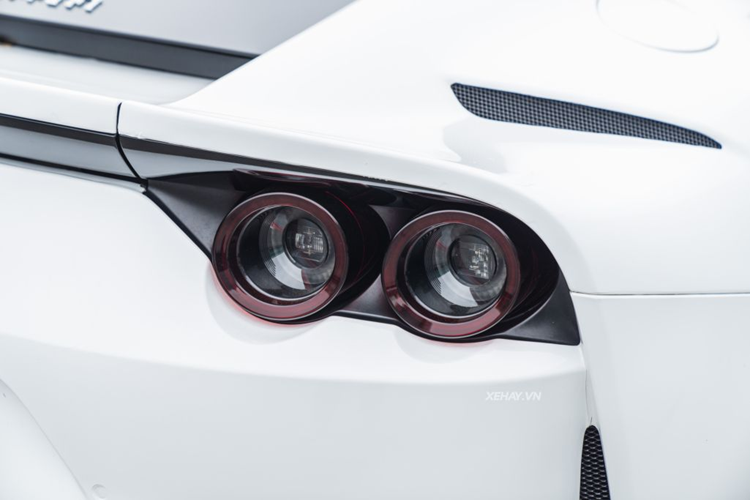 Chiếc Ferrari 812 Superfast này được trang bị bộ mâm đa chấu kép sơn vàng đồng, đi cùng kẹp phanh Brembo màu vàng nổi bật.