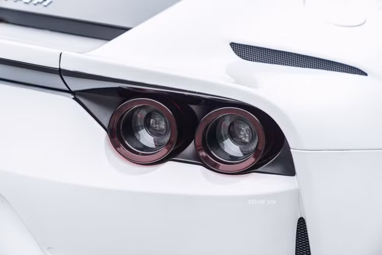 Chiếc Ferrari 812 Superfast này được trang bị bộ mâm đa chấu kép sơn vàng đồng, đi cùng kẹp phanh Brembo màu vàng nổi bật.