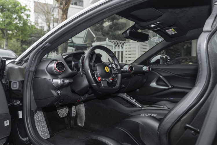 Đĩa phanh trên xe được trang bị tiêu chuẩn với chất liệu carbon-ceramic của Brembo, vốn có hiệu suất tốt hơn 5,8% so với F12berlinetta. “Siêu ngựa” sử dụng bộ lốp hiệu suất cao Pirelli P ZERO với thông số 275/35 ZR20 ở cầu trước và 315/35 ZR20 cho cầu sau.