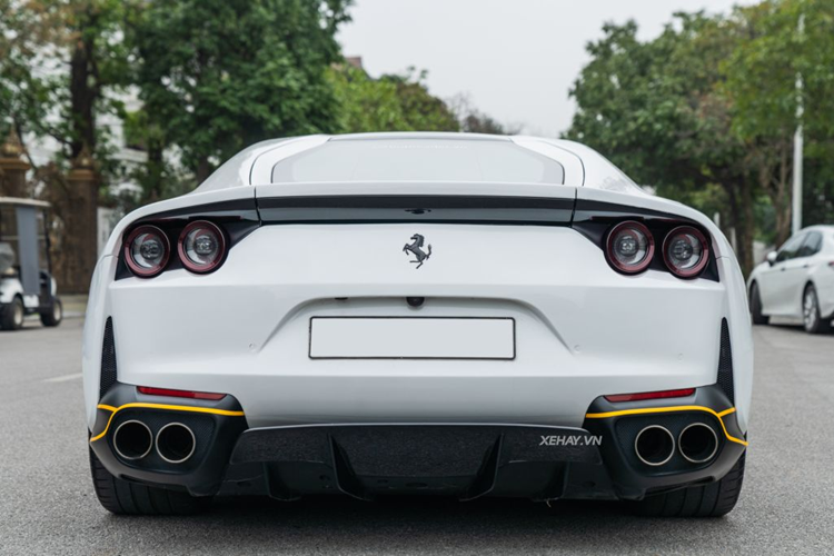 Ở thời điểm ra mắt, giá xe Ferrari 812 Superfast có mức bán ra khởi điểm từ 315.000 USD (khoảng 7,85 tỷ đồng). Khi về Việt Nam, giá xe được đồn đoán khoảng 25 tỷ đồng.