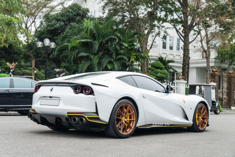 Ferrari 812 Superfast được bố trí dẫn động cầu sau nhằm duy trì truyền thống lâu đời của hãng. Đây cũng là một trong những động cơ hút khí tự nhiên mạnh mẽ nhất trên thế giới.