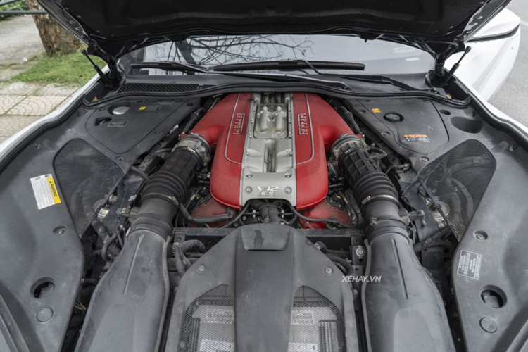 Ferrari 812 Superfast được trang bị khối động cơ V12 dung tích 6.5L hút khí tự nhiên có mã F140GC, sản sinh công suất tối đa 800 mã lực tại vòng tua 8.500 vòng/phút và mô-men xoắn cực đại 718 Nm tại vòng tua 7.000 vòng/phút.