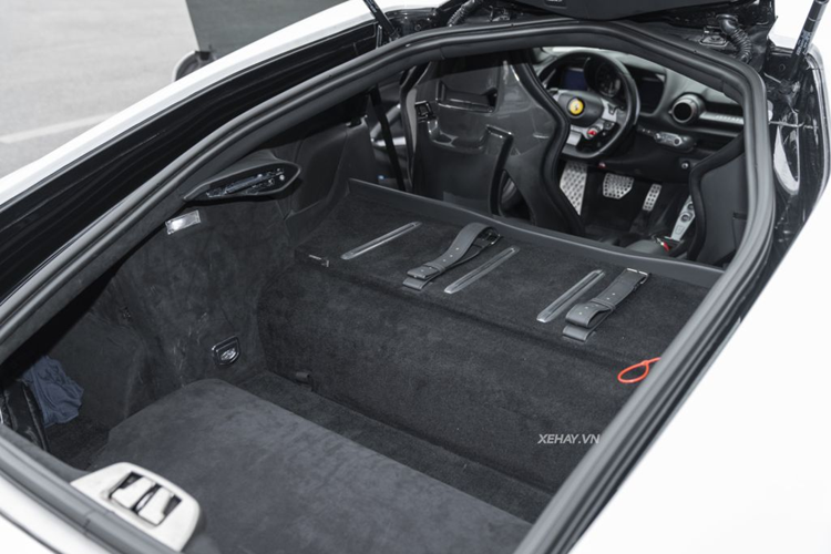 Xe sử dụng hộp số 7 cấp ly hợp kép được gia công bởi Getrag. Xe có khả năng tăng tốc từ 0 lên 100 km/h chỉ trong khoảng 2,9 giây trước khi đạt vận tốc tối đa khoảng 340 km/h.