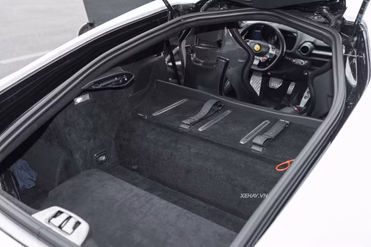 Xe sử dụng hộp số 7 cấp ly hợp kép được gia công bởi Getrag. Xe có khả năng tăng tốc từ 0 lên 100 km/h chỉ trong khoảng 2,9 giây trước khi đạt vận tốc tối đa khoảng 340 km/h.