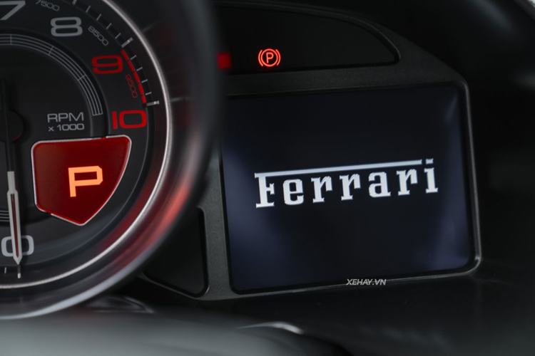 Cửa gió điều hòa dạng tua-bin. Chiếc Ferrari 812 Superfast này có tùy chọn ghế ngồi phong cách đường đua, với phần khung bằng chất liệu carbon.