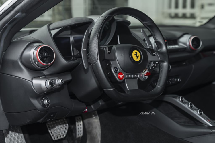 Về nội thất, khoang cabin của xe được thiết kế đơn giản, nhằm tập trung tối đa vào người lái. Siêu xe này không được trang bị màn hình cảm ứng trung tâm. Khu vực bảng điều khiển chỉ có một số nút bấm vật lý.