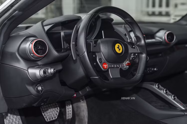 Về nội thất, khoang cabin của xe được thiết kế đơn giản, nhằm tập trung tối đa vào người lái. Siêu xe này không được trang bị màn hình cảm ứng trung tâm. Khu vực bảng điều khiển chỉ có một số nút bấm vật lý.