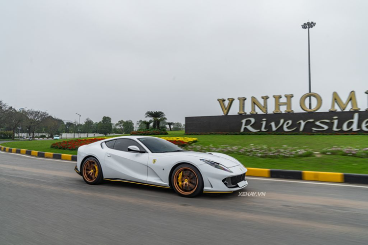Chiếc Ferrari 812 Superfast màu trắng này đã qua tay nhiều người và hiện giờ đang thuộc sở hữu của một tay chơi 9x sinh sống tại Hà Nội. Nguyên bản, xe sở hữu ngoại thất màu đen bóng nhưng giờ đây đã được thay bằng “bộ cánh” màu trắng “bảnh bao”.