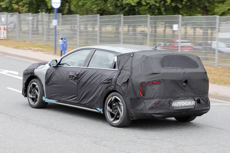 Trên các phiên bản Kia K4 2025 cao cấp, xe sẽ có thêm một số trang bị hỗ trợ lái như: hệ thống hỗ trợ đánh lái giảm thiểu va chạm, hỗ trợ lái trên cao tốc thế hệ thứ hai, cảnh báo điểm mù, cảnh báo phương tiện cắt ngang khi lùi, hỗ trợ tránh va chạm trong điểm mù, camera 360 độ và cảnh báo khoảng cách đỗ xe.