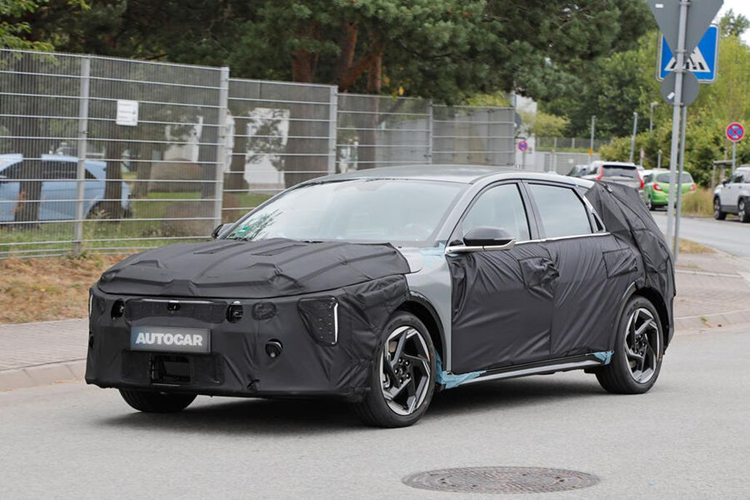 Khối động cơ này kết hợp với hộp số CVT đảm nhiệm truyền công suất động cơ tới trục trước. Trên phiên bản cao cấp hơn, Kia K4 được cung cấp động cơ 1.6L tăng áp, sản sinh công suất 190 mã lực, mô-men xoắn 264Nm. Bản này đi kèm hộp số tự động 8 cấp.