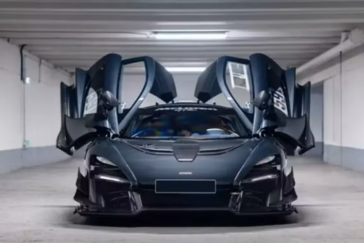 Điều đặc biệt hơn nữa, chiếc Lanzante McLaren Senna GTR LM 25 này đã có thể lăn bánh hợp pháp trên đường phố. Chiếc siêu xe Lanzante McLaren Senna GTR LM 25 sau khi qua tay Lanzante sẽ được mở bán đấu giá với giá bán được kỳ vọng có thể đạt mốc 1,72 triệu đô la.