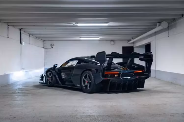 Về nội thất, Lanzante McLaren Senna GTR LM 25 sở hữu hàng loạt chi tiết siêu nhẹ và đắt giá như bộ ghế đua bằng sợi carbon tương tự như của F1 GTR, dây đai an toàn màu xanh lam và được trang bị bàn đạp màu vàng đồng.