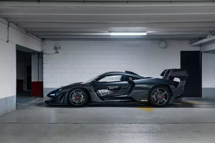 Mức giá McLaren Senna GTR LM 25 này còn khá xa so với giá bán xe McLaren Senna GTR hay siêu phẩm McLaren Elva tại Việt Nam. Về ngoại hình, xe được sơn màu xám nhạt giống như chiếc xe đua Tokyo Ueno Clinic F1 GTR nổi tiếng.