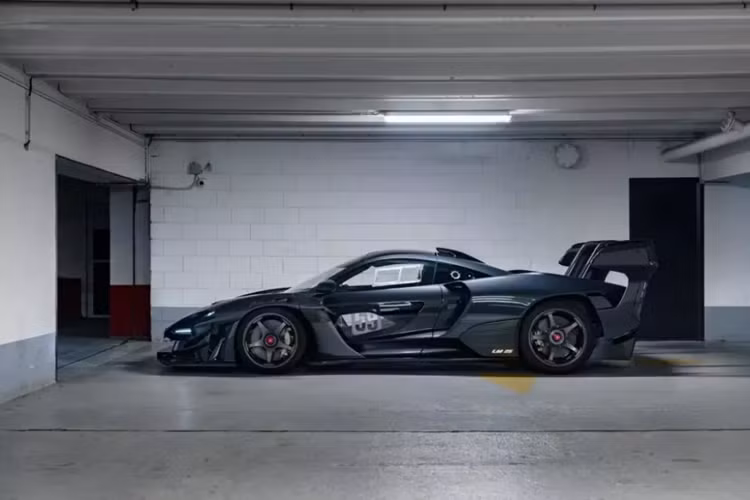 Mức giá McLaren Senna GTR LM 25 này còn khá xa so với giá bán xe McLaren Senna GTR hay siêu phẩm McLaren Elva tại Việt Nam. Về ngoại hình, xe được sơn màu xám nhạt giống như chiếc xe đua Tokyo Ueno Clinic F1 GTR nổi tiếng.