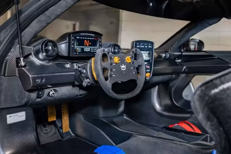 Mẫu xe đua này được trang bị bộ mâm siêu nhẹ được làm bằng nhôm và sợi carbon nhẹ, gắn nhãn hiệu Tokyo Ueno Clinic ở dưới bậc cửa và ở phần kính cửa bên ngoài được đính số “59” tri ân mẫu xe nguyên bản.