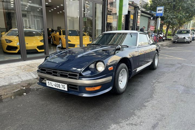 Bên cạnh đó, tương tự tất cả các xe khác của ông Vũ, chiếc xế cổ mang thương hiệu Nissan này cũng được dán đề can chữ UN đặc trưng. So với Nissan Z thế hệ đầu tiên, 280ZX ít tập trung vào cảm giác lái mà dành sự quan tâm nhiều hơn vào độ thoải mái của người lái.