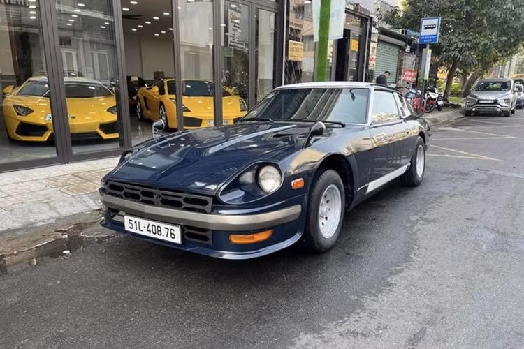 Bên cạnh đó, tương tự tất cả các xe khác của ông Vũ, chiếc xế cổ mang thương hiệu Nissan này cũng được dán đề can chữ UN đặc trưng. So với Nissan Z thế hệ đầu tiên, 280ZX ít tập trung vào cảm giác lái mà dành sự quan tâm nhiều hơn vào độ thoải mái của người lái.