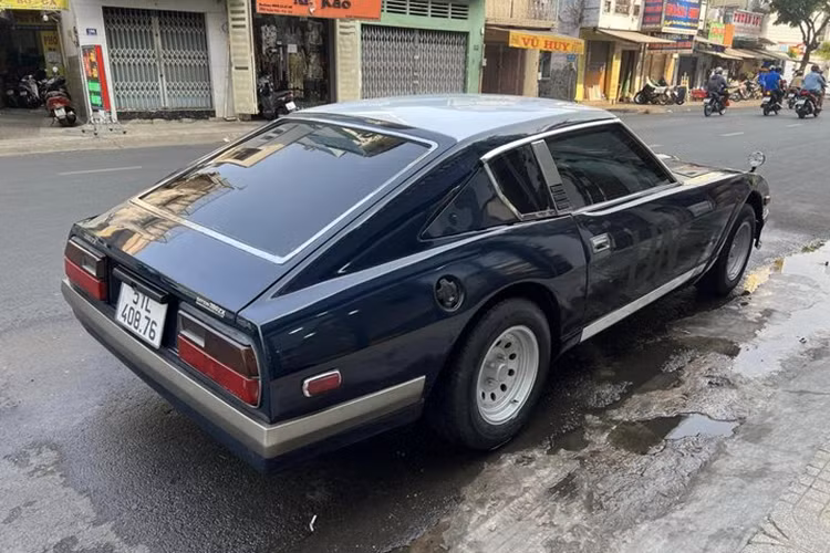 Xe có hệ thống treo mềm hơn, cách âm tốt hơn, ghế ngồi thoải mái hơn và trang bị phong phú với hệ thống âm thanh cao cấp. Nhìn chung, mặc dù có thiết kế khá thể thao nhưng 280ZX lại mang hơi hướng của một chiếc grand tourer hơn là xe thể thao đúng nghĩa.