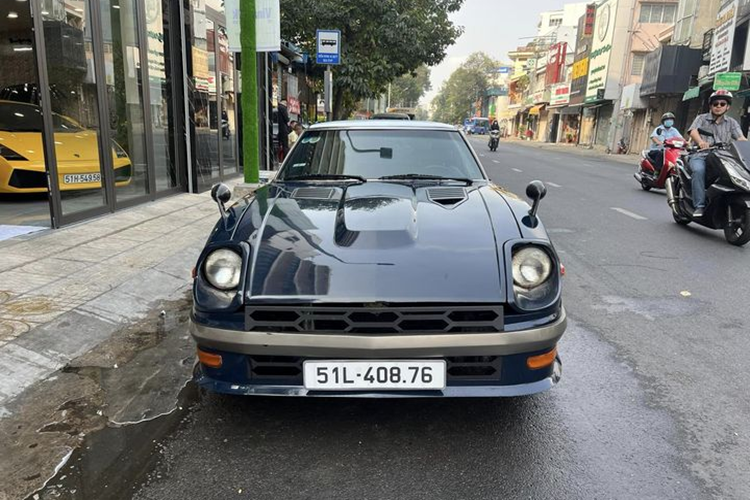 Mới đây, ông Vũ lại tiếp tục bổ sung vào bộ sưu tập của mình chiếc Nissan Datsun 280ZX hơn 40 năm tuổi. Nissan Datsun 280ZX là thế hệ thứ hai của dòng xe thể thao Nissan Z, được sản xuất vào những năm 1978 – 1983. Cung cấp sức mạnh cho 280ZX là động cơ 6 xy lanh thẳng hàng 2.8L tăng áp công suất 180 mã lực.