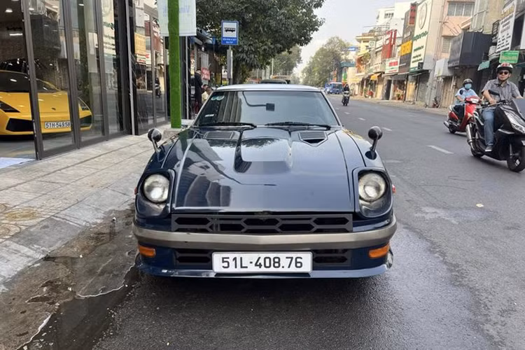 Mới đây, ông Vũ lại tiếp tục bổ sung vào bộ sưu tập của mình chiếc Nissan Datsun 280ZX hơn 40 năm tuổi. Nissan Datsun 280ZX là thế hệ thứ hai của dòng xe thể thao Nissan Z, được sản xuất vào những năm 1978 – 1983. Cung cấp sức mạnh cho 280ZX là động cơ 6 xy lanh thẳng hàng 2.8L tăng áp công suất 180 mã lực.