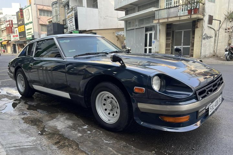 Không chỉ đam mê những mẫu xe thể thao đời mới Porsche 911 Turbo 992, Aston Martin V8 Vantage hay Ford GT '67 Heritage Edition, ông Đặng Lê Nguyên Vũ – Chủ tịch Tập đoàn cà phê Trung Nguyên cũng cực kỳ ưa chuộng những mẫu xe cổ, có tuổi đời lên đến vài chục năm như Nissan Datsun 280ZX đời 1978 – 1983.