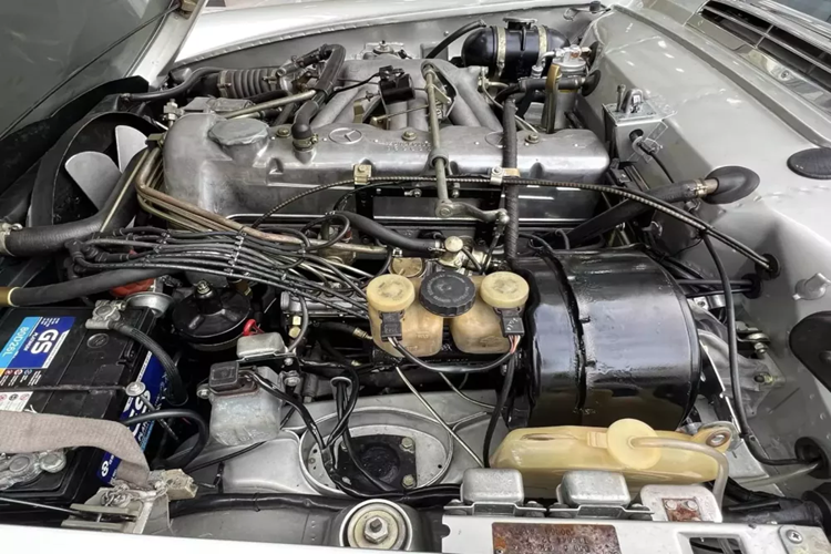 Thay đổi chính là nâng cấp động cơ M130 2.778 cc (2,8 L) với công suất cực đại 170 PS (125 kW; 168 mã lực) và mô-men xoắn cực đại 180 lbft (244 Nm), cuối cùng đã cung cấp đủ công suất cho W113. Cải thiện hiệu suất đạt được bằng cách tăng đường kính xi-lanh thêm 4,5 mm.