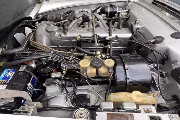 Thay đổi chính là nâng cấp động cơ M130 2.778 cc (2,8 L) với công suất cực đại 170 PS (125 kW; 168 mã lực) và mô-men xoắn cực đại 180 lbft (244 Nm), cuối cùng đã cung cấp đủ công suất cho W113. Cải thiện hiệu suất đạt được bằng cách tăng đường kính xi-lanh thêm 4,5 mm.