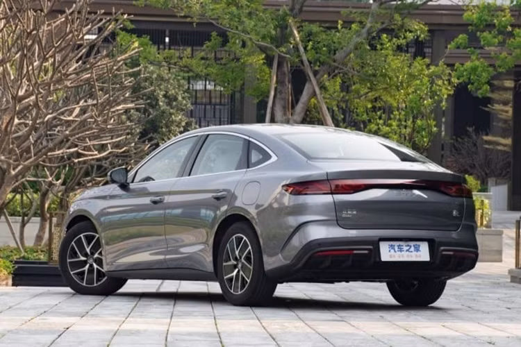 BYD cũng sẽ chính thức chào sân thị trường Việt Nam từ tháng 6/2024 với 3 mẫu xe điện gồm Dolphin, Alto 3 và Seal. Từ nay đến cuối năm, dự kiến số lượng xe BYD được giới thiệu tại Việt Nam sẽ tăng lên 6.