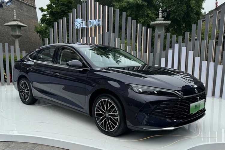 Hệ truyền động hybrid mới của BYD này sẽ được ứng dụng ngay trên hai mẫu sedan cỡ trung là Qin L và Seal 06. Khách hàng sử dụng các mẫu xe này có thể tiết kiệm 9,682 NDT (khoảng 34 triệu đồng) phí nhiên liệu mỗi năm so với lái xe xăng.